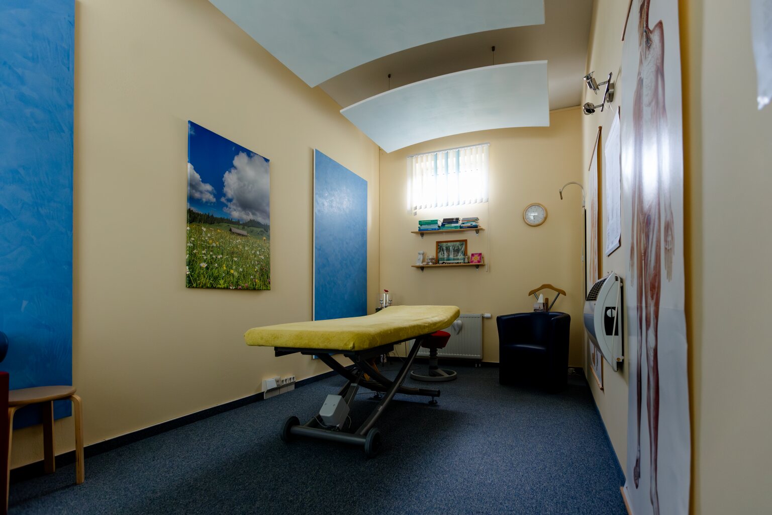 Heller osteopathischer Behandlungsraum