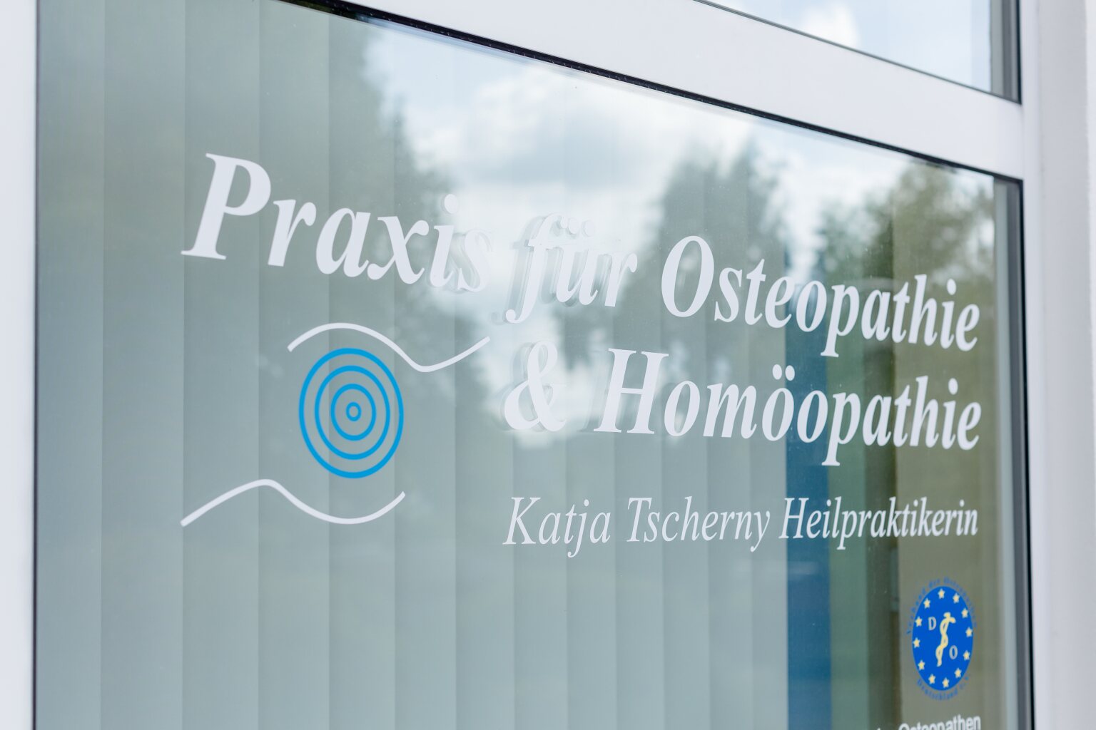 Beschriftung am Eingang der Praxis für Osteopathie