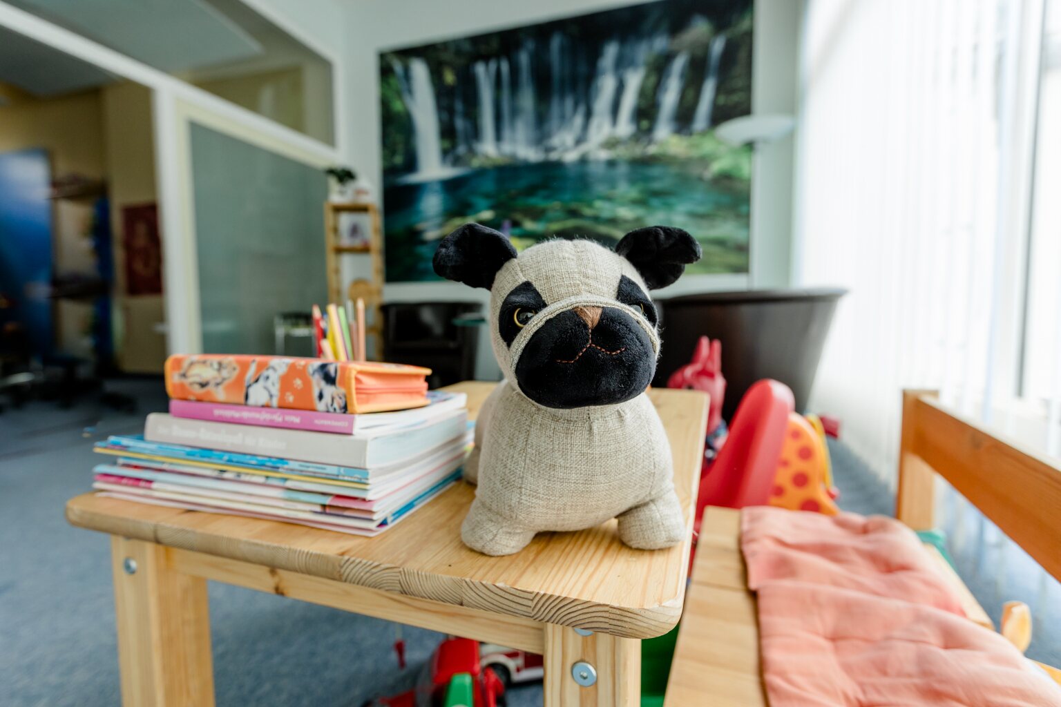 Kinderfreundliches Detail mit Büchern und Stofftier