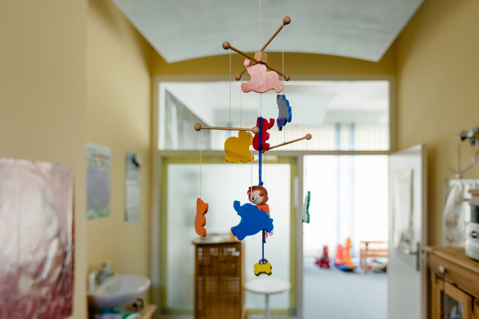 Farbenfrohes Mobile im Bereich für Kinder